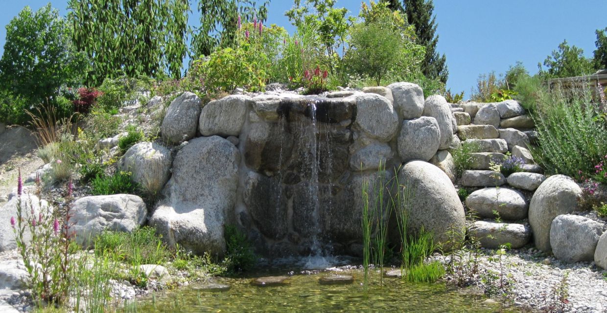 Steingarten mit Wasserfall und Teich